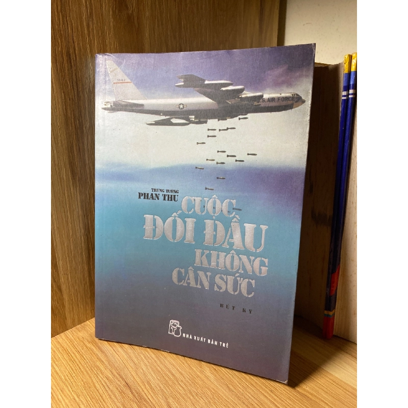 Cuộc Đối Đầu Không Cân Sức (bủt ký) - Trung Tướng Phan Thu Sách lịch sử - triết học STB0302 909405