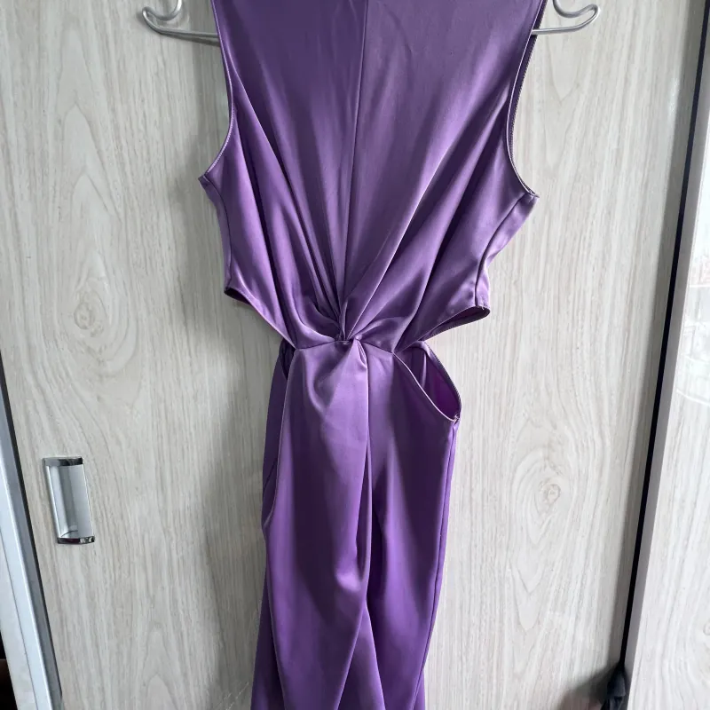 Đầm lụa tím cut eo, tôn dáng, ko hở quá nhiều 747574