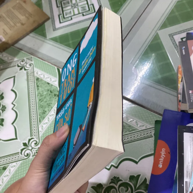 Ông trăm tuổi trèo qua cửa sổ và biến mất  792446