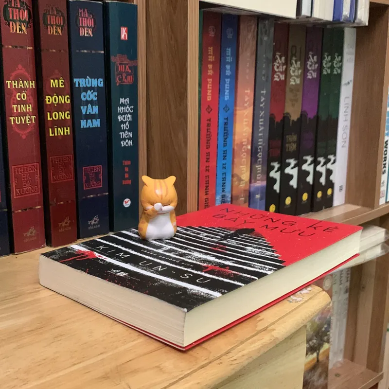 Những kẻ bày mưu - Kim Un Su 735119