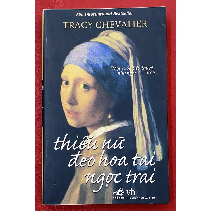 Thiếu nữ đeo hoa tai ngọc trai 622189