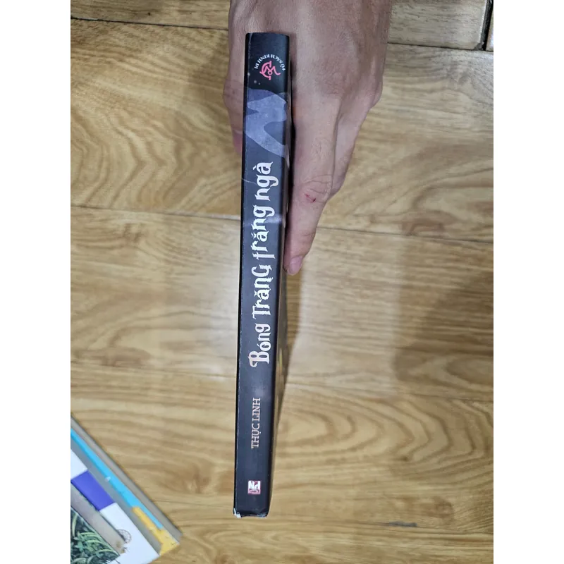 Bóng trăng trắng ngà
 709190