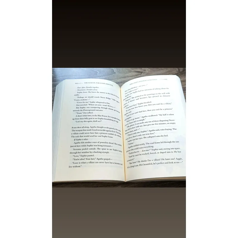 Sách cũ: The School for Good and Evil by Soman Chainani (UK edition, paperback) 728927