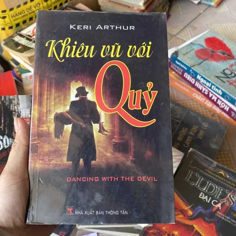 Khiêu vũ với quỷ Keri Arthur 790807