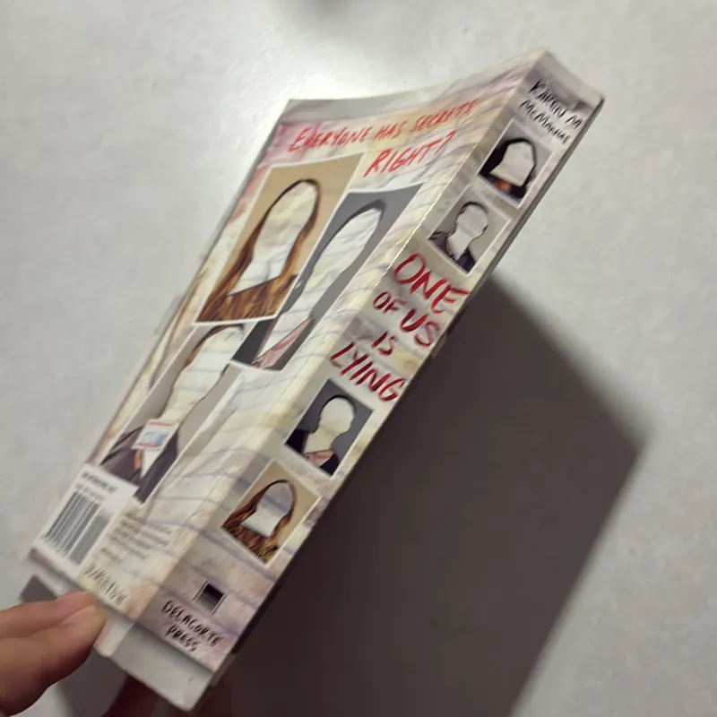 One of us is lying - Karen M.McManus 747456