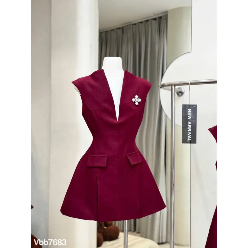 Đầm nữ kiểu dáng trẻ trung, chất liệu vải dày dặn, màu đỏ 777198