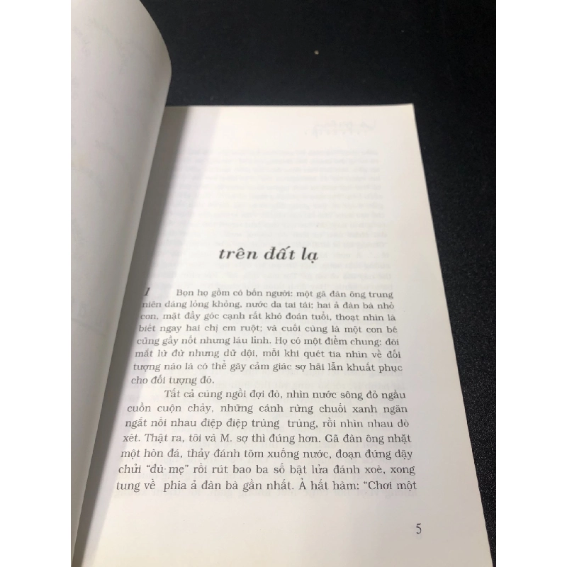 Trên đất lạ Vũ Đình Giang 2001 mới 80% ố bẩn bìa ố nhẹ HCM 0611 912328