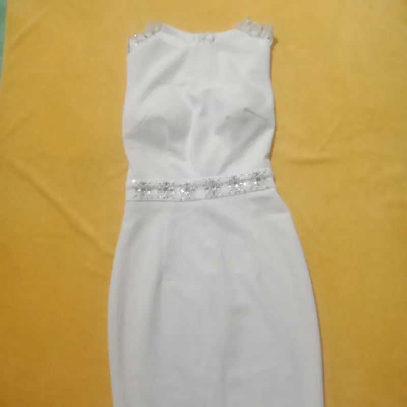 Body đính đá, chất vải mềm mịn, màu trắng , đá được đính trên đầm là đá loại 1 rất sáng   720696