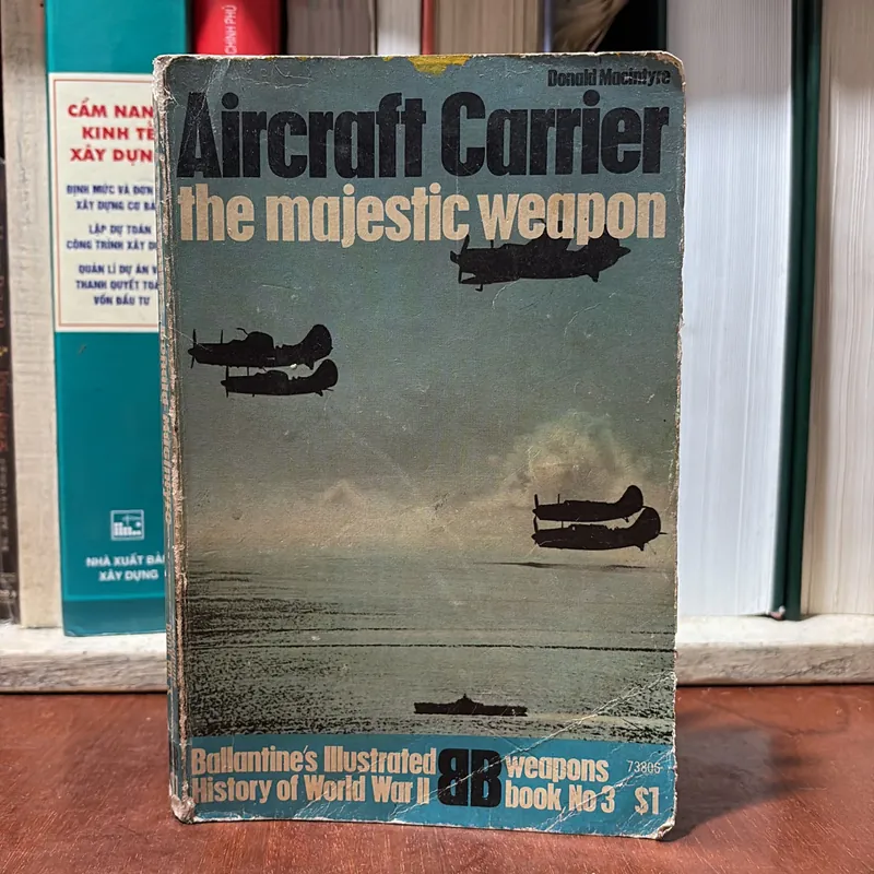 II English Books: Aircraft Carrier The Majestic Weapon - Donald Macintyre 727038