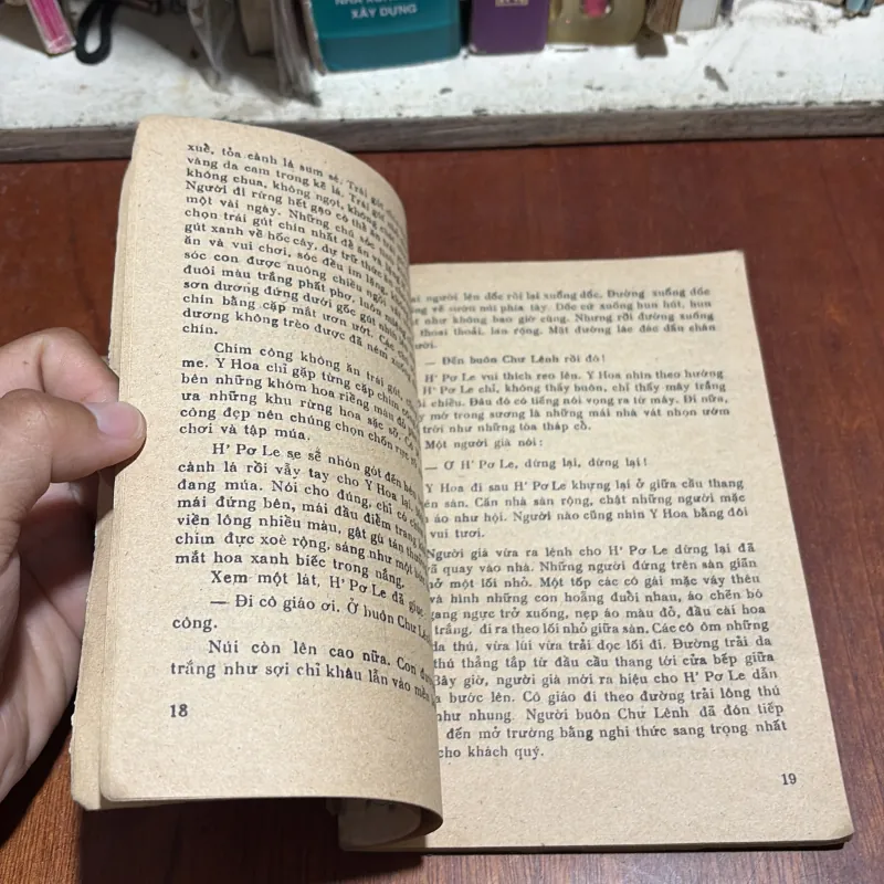 [Chỗ Ghim Bị Mục Và Tách Giấy] - II Sách 7x: Vùng Rừng Âm Vang - Hà Đình Cẩn - 1979 1012880