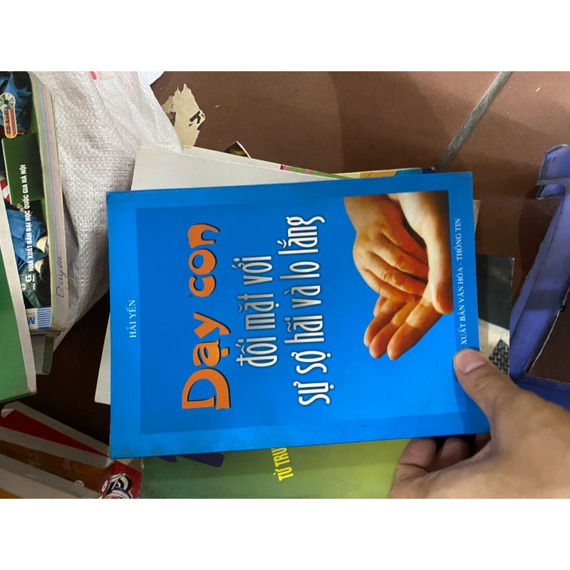 Sách dạy con đối mặt với sự sợ lãi và lo lắng 309754