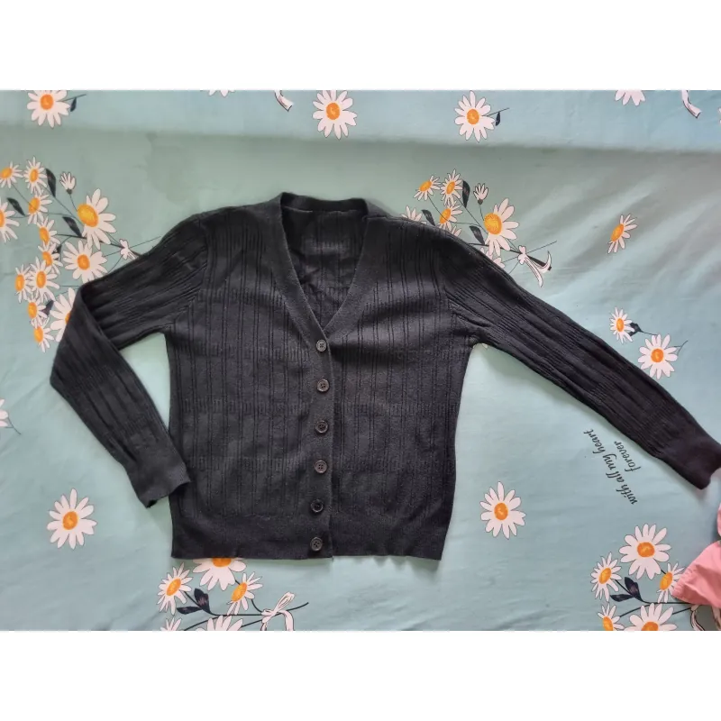 Áo len cadigan đen , mặc đươc 2 kiểu đóng hoặc mở cúc , 45kg - 50kg 992504