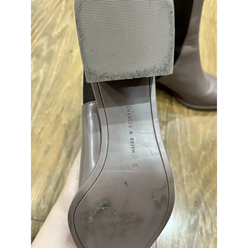 Bốt Charles & Keith size 39 hàng chính hãng tình trạng mới 90%  976700