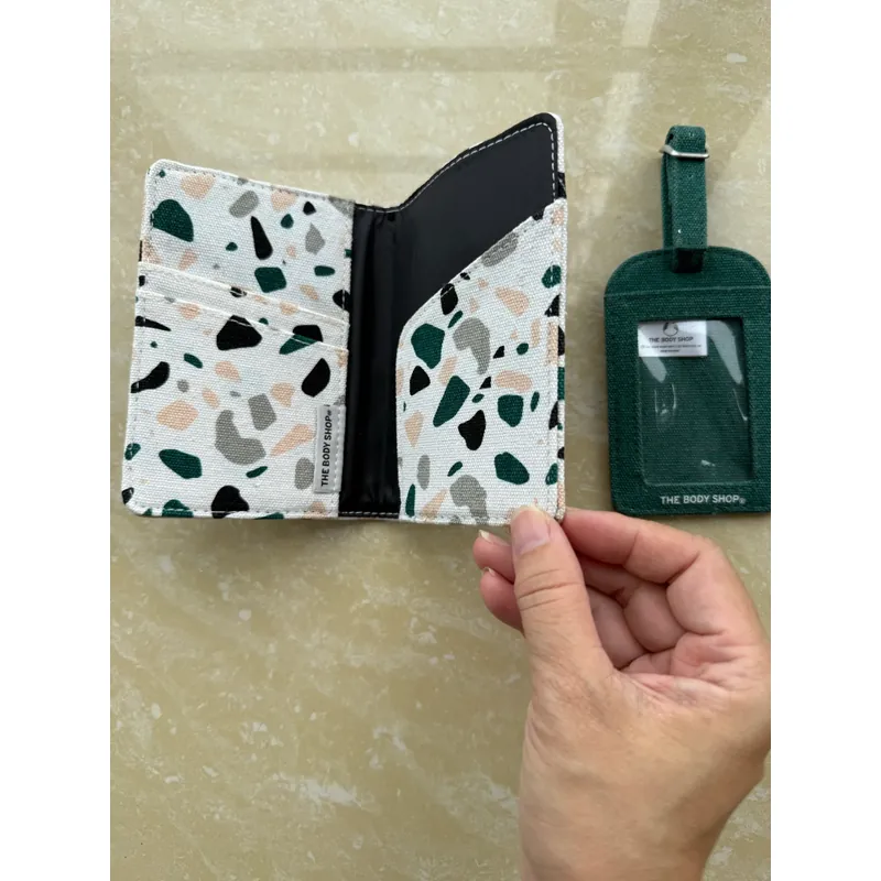 Ví đựng hộ chiếu và thẻ của THE BODY SHOP 565608