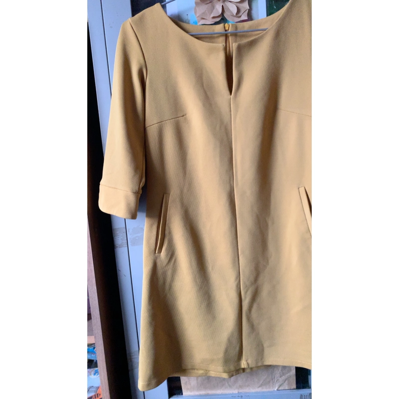 Đầm suông nữ không cổ màu vàng kim cos tuis 2 been 478402