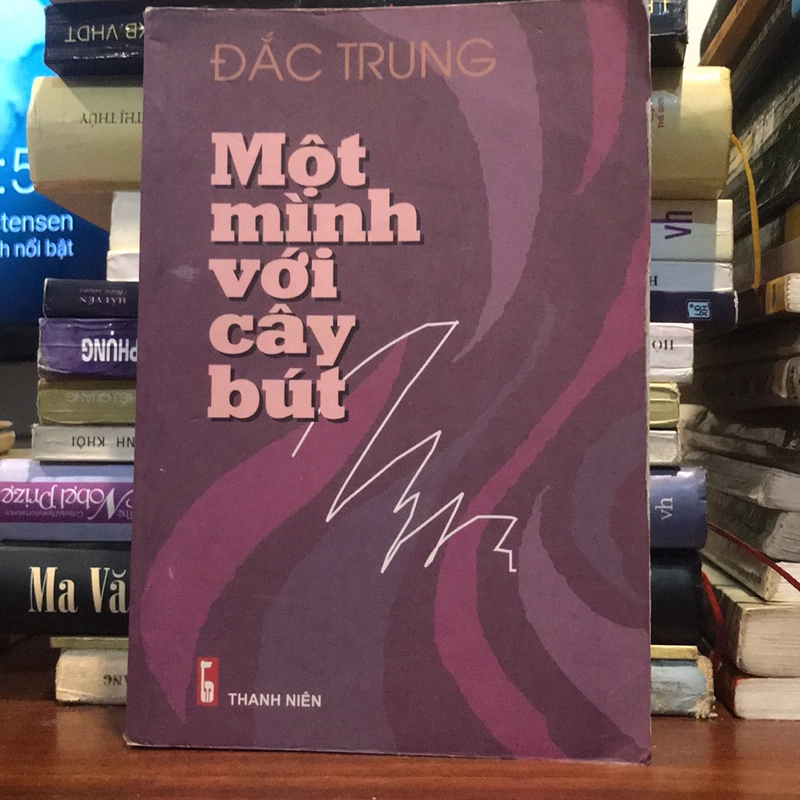 Một mình với cây bút 479206