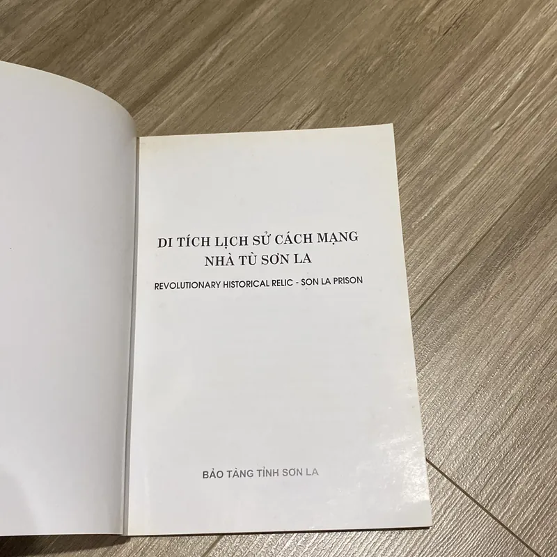 DI TÍCH LỊCH SỬ CÁCH MẠNG NHÀ TÙ SƠN LA, sách song ngữ Việt Anh (XB 2009) 597053