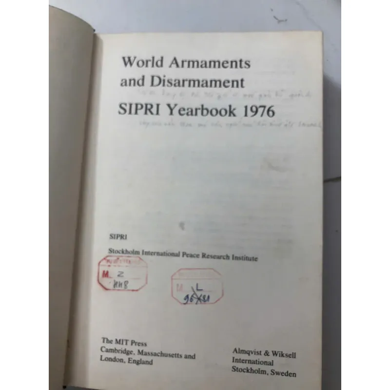 World Armaments and Disarmament: SIPRI Yearbook 1976 - Stockholm International 998455