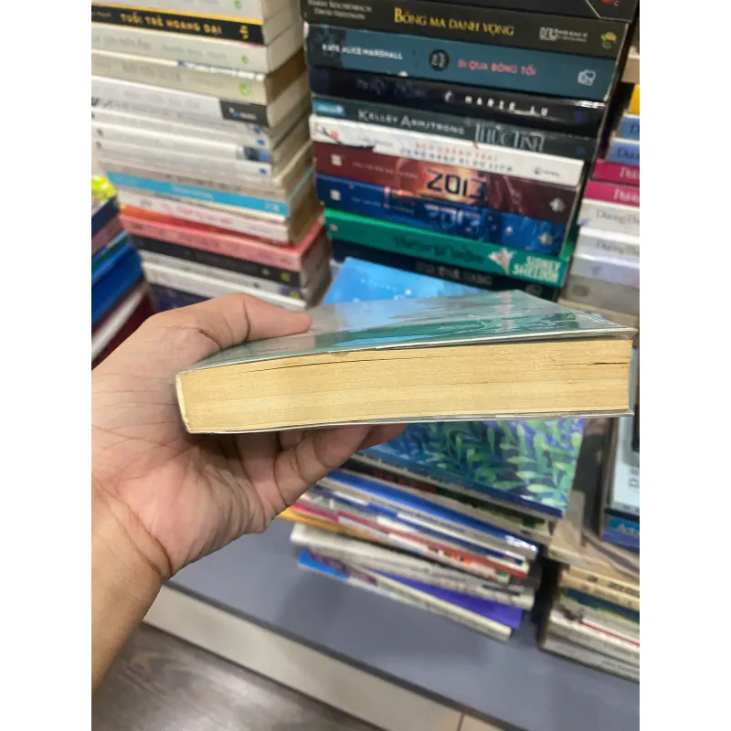 Phất tay lung lay thế giới, Mới 80% (ố vàng) (TrangN) 38124