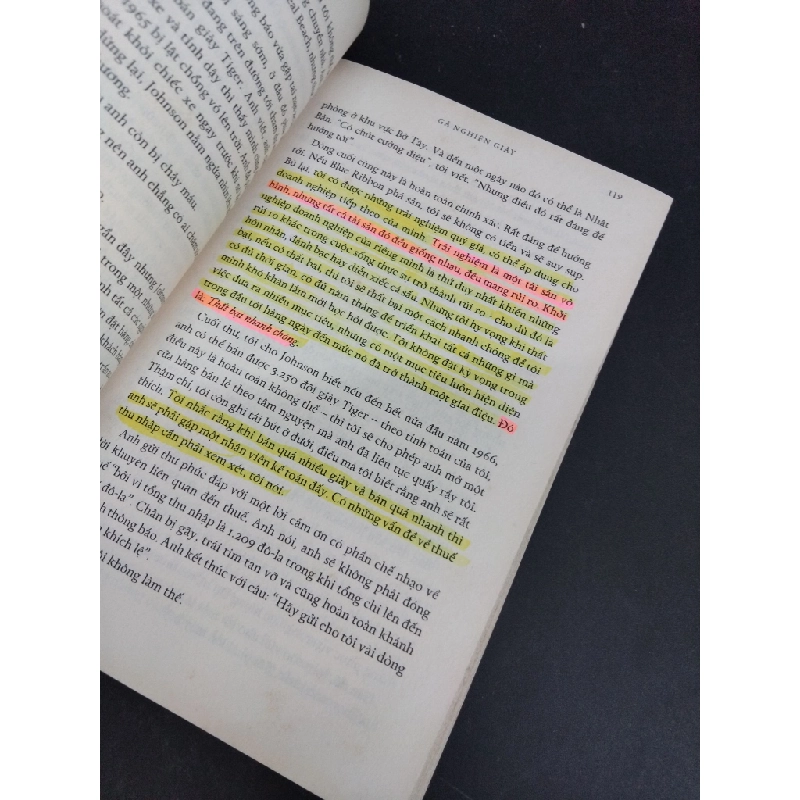 Gã nghiện giày mới 70% ố bìa có chữ 2018 HCM0612 Phil Knight SỨC KHỎE - THỂ THAO 356565