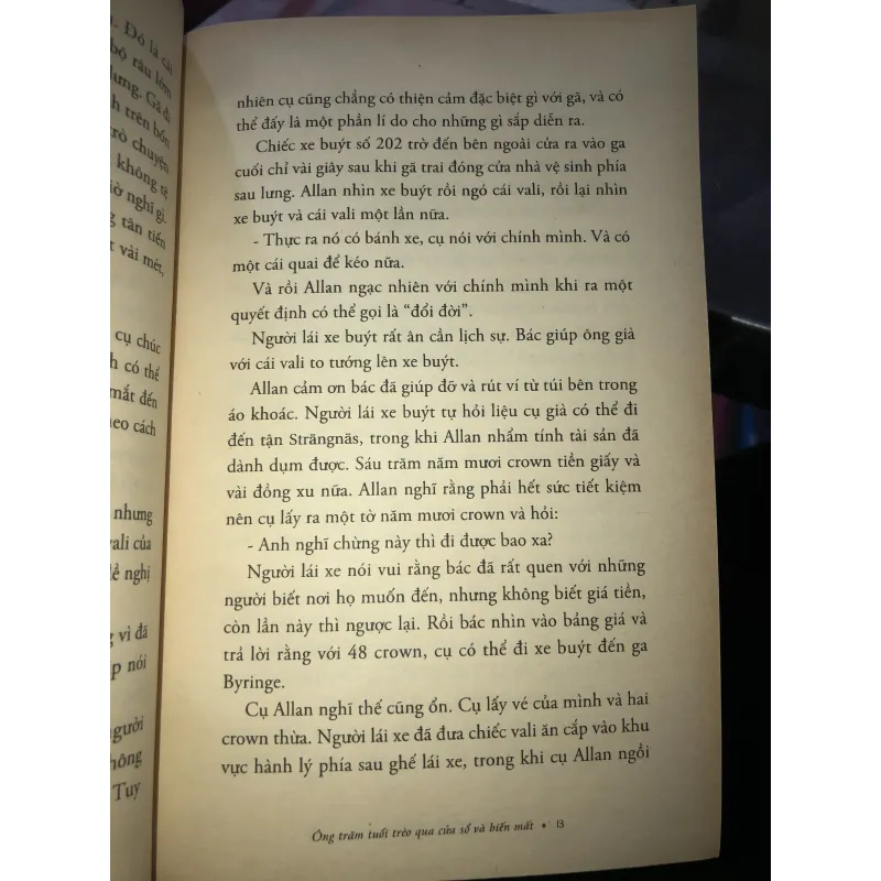 Ông trăm tuổi trèo qua cửa sổ và biến mất - Jonas Jonasson 1024811