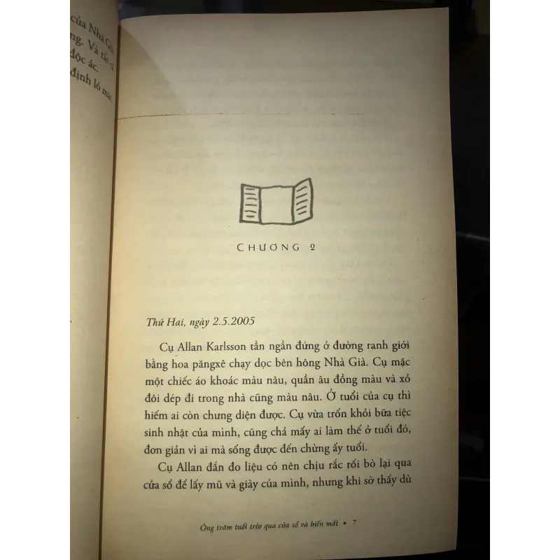 Ông trăm tuổi trèo qua cửa sổ và biến mất - Jonas Jonasson 1024811