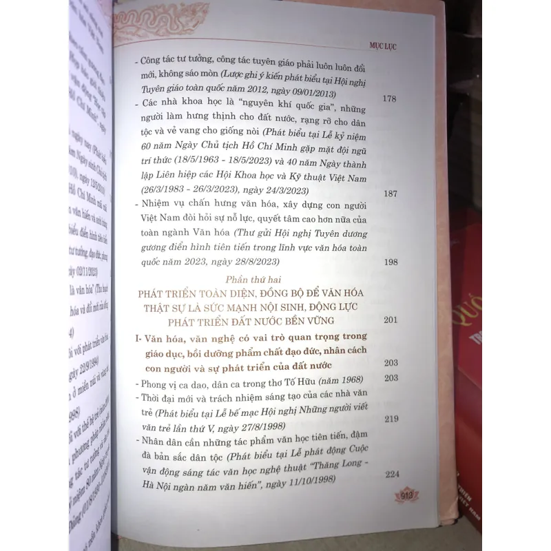 Xây dựng và phát triển nền văn hóa Việt Nam tiên tiến, đậm đà bản sắc dân tộc 704316