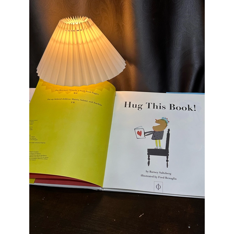 Sách bìa cứng Hug This Book! 303792