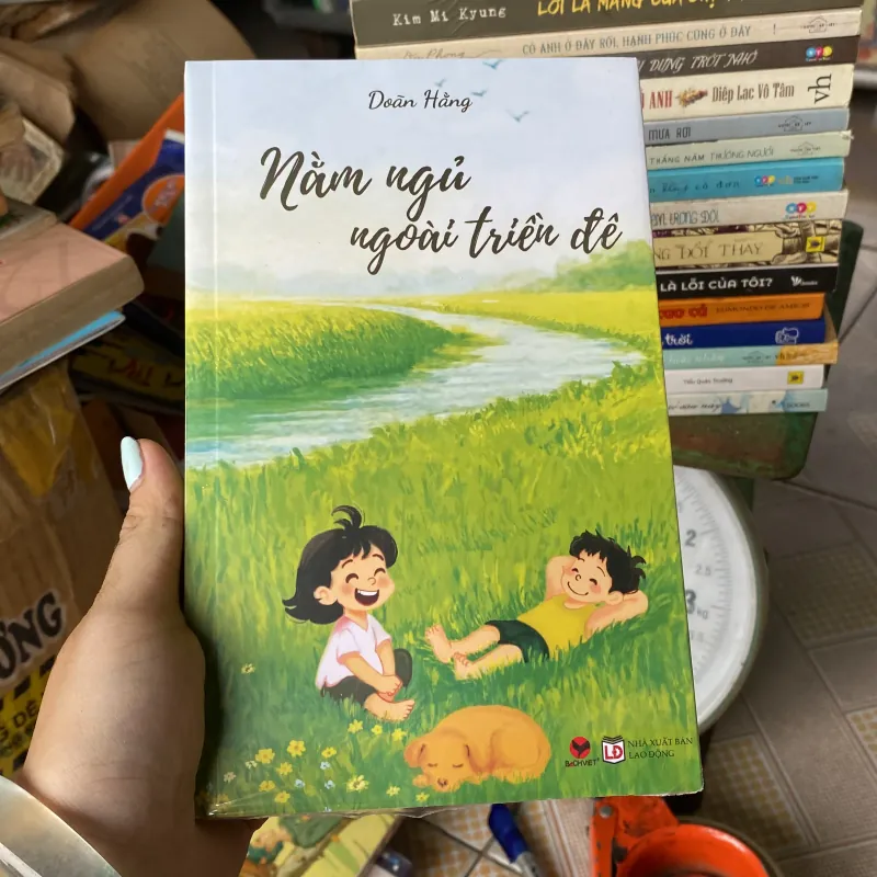 Nằm ngủ ngoài triền đê 928312