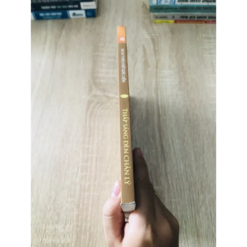 THẮP SÁNG ĐÈN CHÂN LÝ 1024349