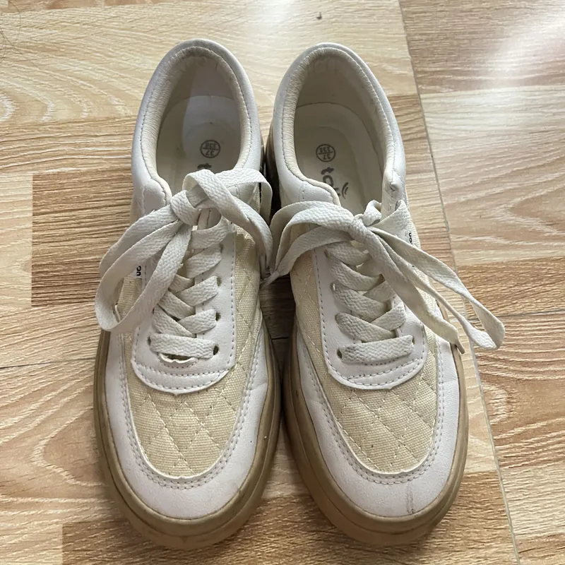 Giày thể thao màu be size 37 tặng kèm vớ trắng 595409