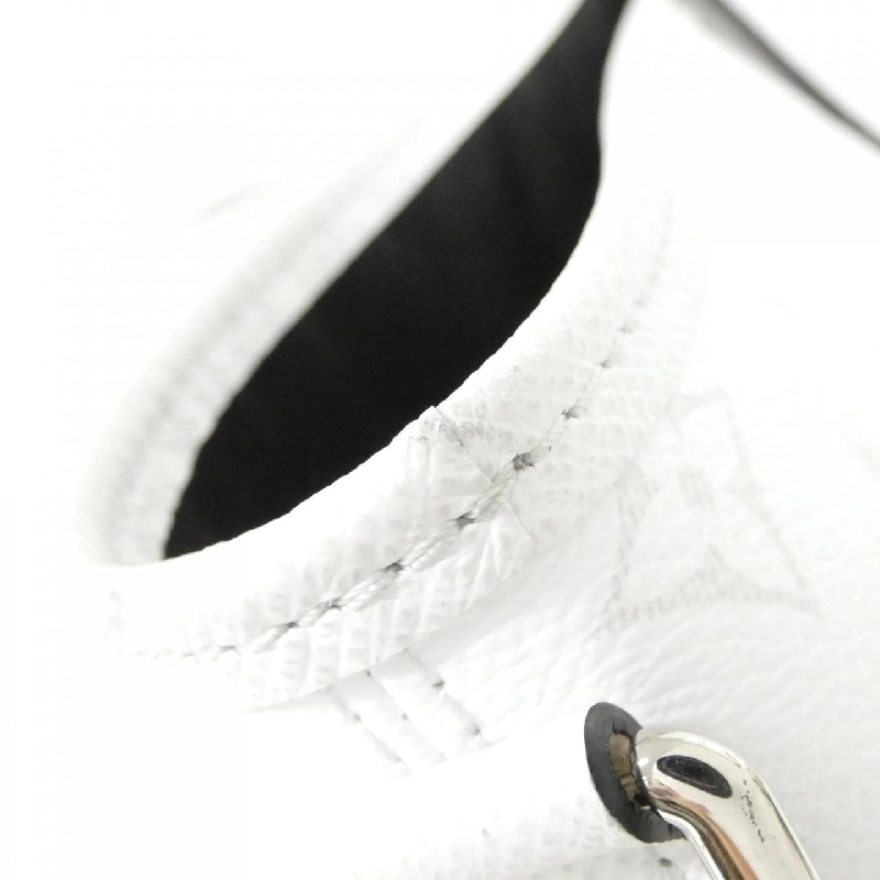 Túi xách cuối tuần Taiga Llama M30919 của Louis Vuitton 610787