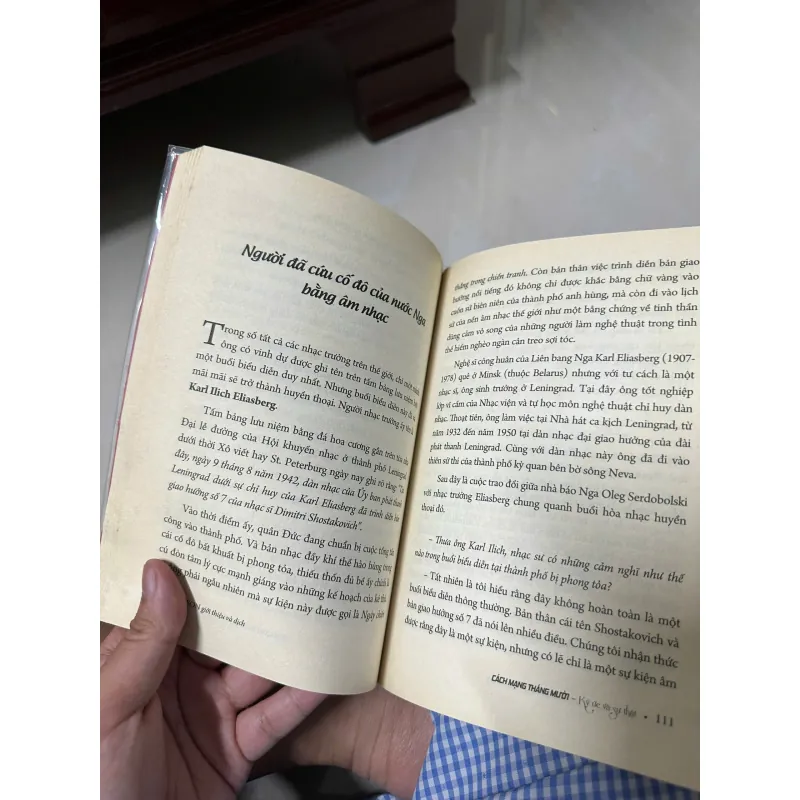 Cách mạng tháng mười Ký ức và Sự Thật (Bìa mềm) 689391