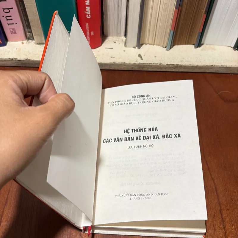 II Sách Luật: Hệ Thống Hoá Các Văn Bản Về Đại Xá, Đặc Xá (Lưu Hành Nội Bộ) - 2000 748221