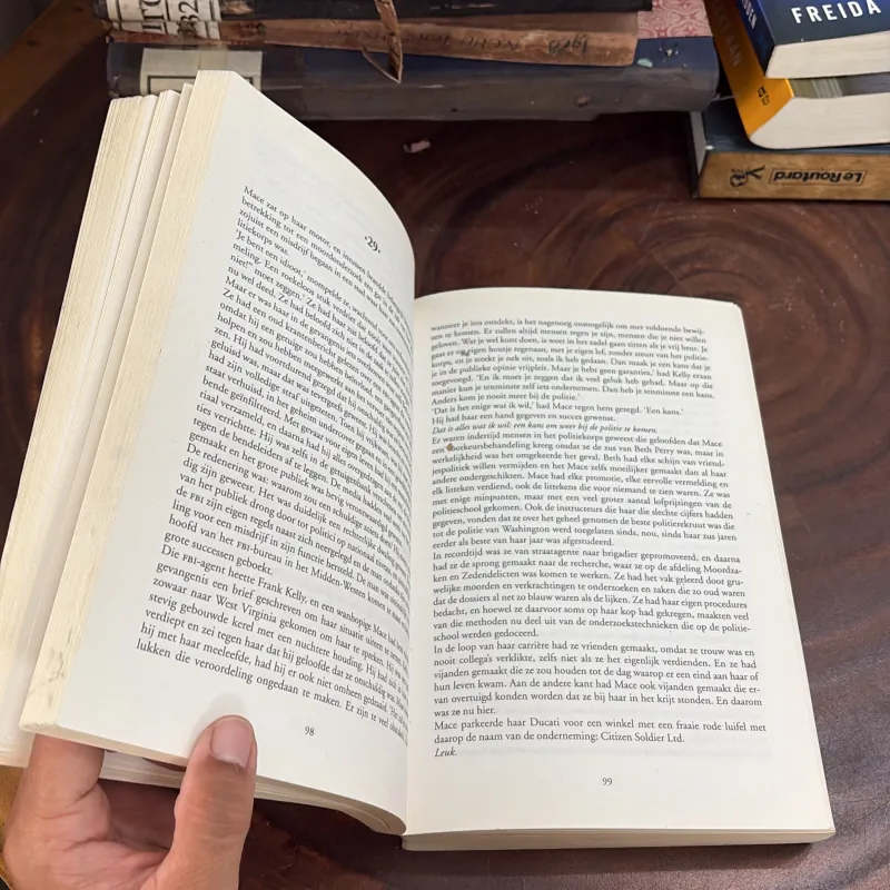 II Sách Ngoại Văn (Tiếng Hà Lan): In Het Geheim - David Baldacci 1040987