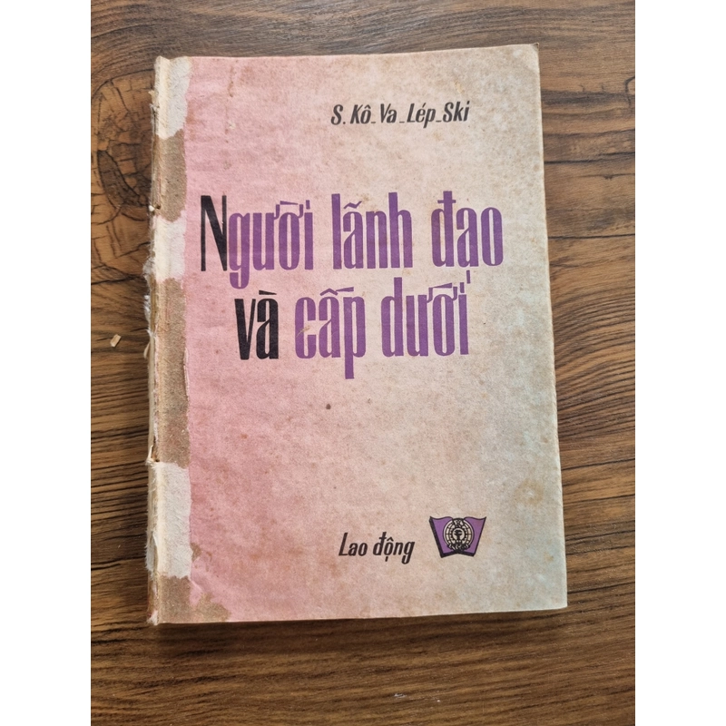 Người lãnh đạo và cấp dưới| Kích thước 13×20cm tủ sách triết học Mác-Lênin 367267