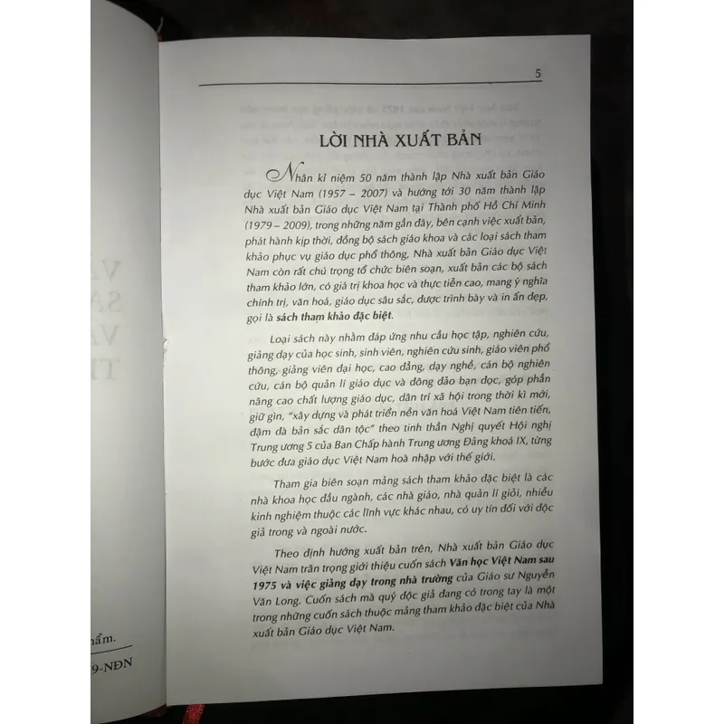 Văn học Việt Nam sau 1975 và việc giảng dạy trong nhà trường  736717
