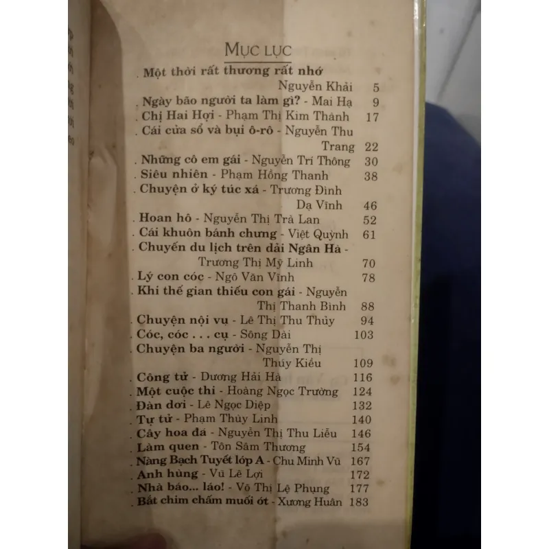 cuốn sách có tên là "Nghịch ngợm tuổi học trò" 1025387