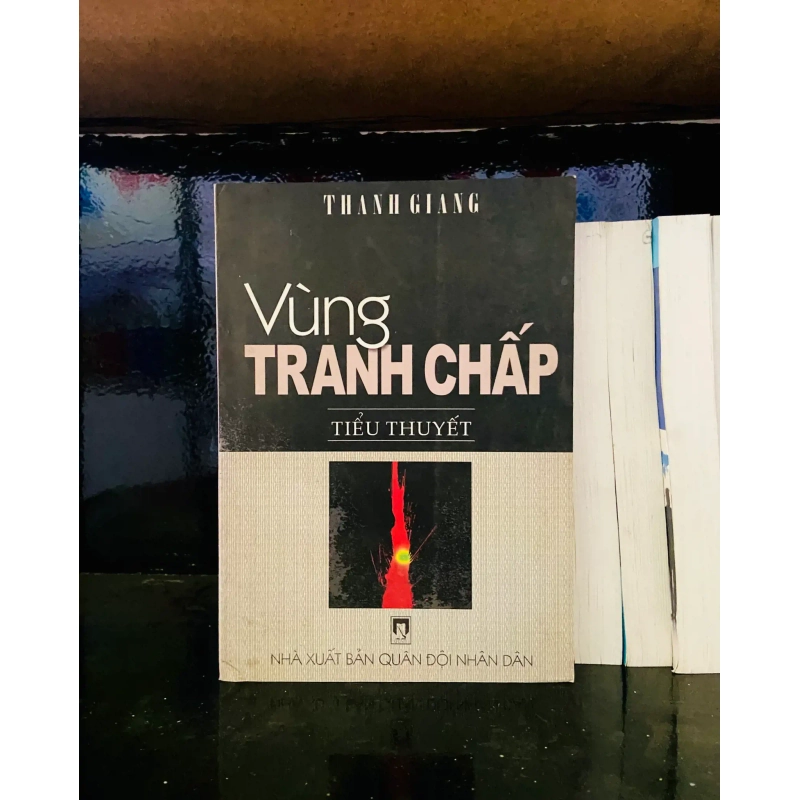 (Sách cũ SCGR) Vùng tranh chấp - Thanh Giang - Văn học VAVOA1T2-74 Blogmeo090426 1013853