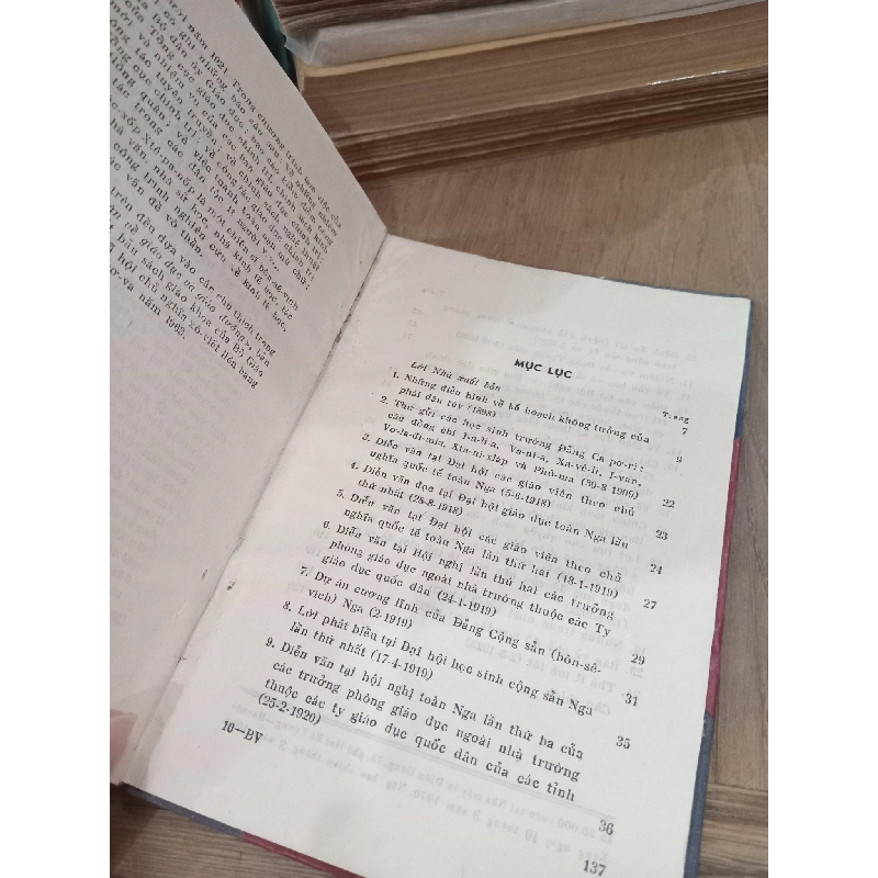 Bàn về giáo dục - V. I. Lê-nin 786535