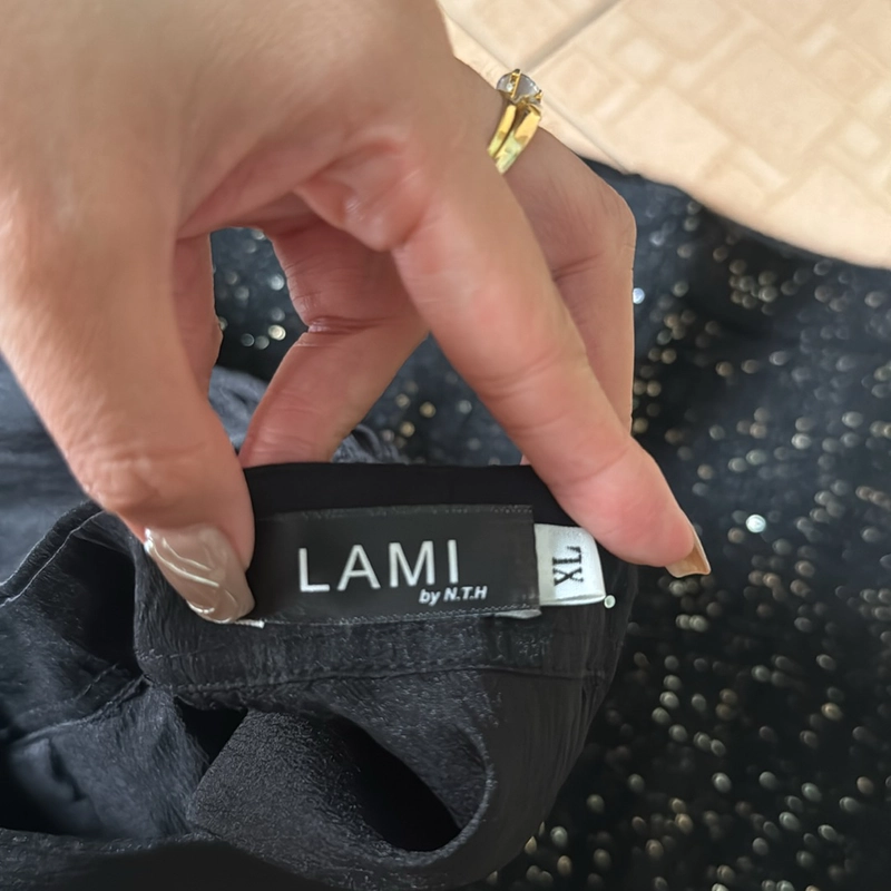 Sơ mi + chân váy có lót. Size XL tầm 58kg đổ lại mặc ok ạ. Tình trạng 99%. Hàng thiết kế.  518250