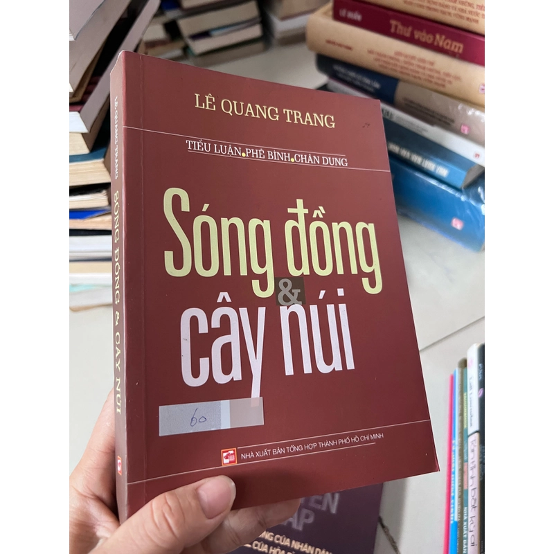 Sóng đồng và cây núi ( tiểu luận phê bình và chân dung 499402