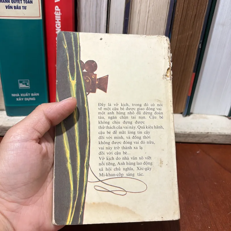 II Kịch Bản: Vai Người Khác Đóng - XécGây MiKhanCốp - 1984 751271