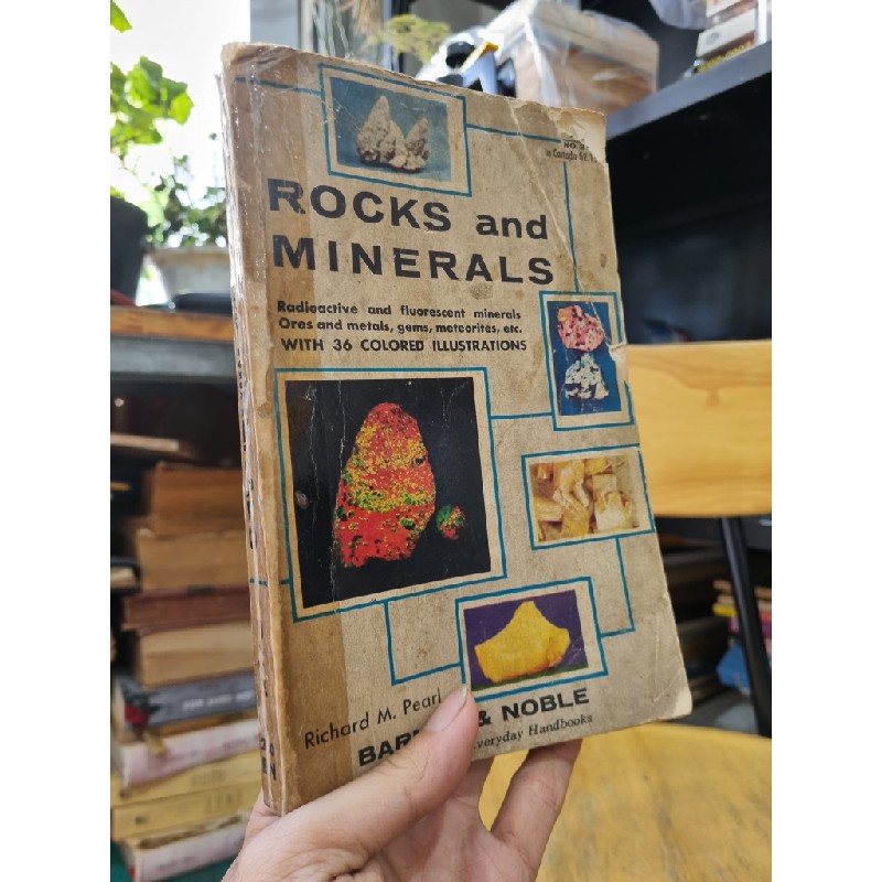 ROCKS AND MINERALS : RADIOACTIVE AND FLUORESCENT MENIRALS ORES AND METALS, GEMS, METEORITES (R.M. Pearl) 137780