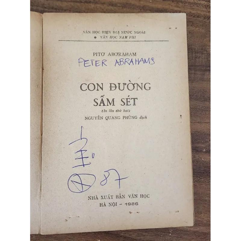 Tác phẩm văn học Nam Phi: CON ĐƯỜNG SẤM SÉT - Peter Abrahams 732907