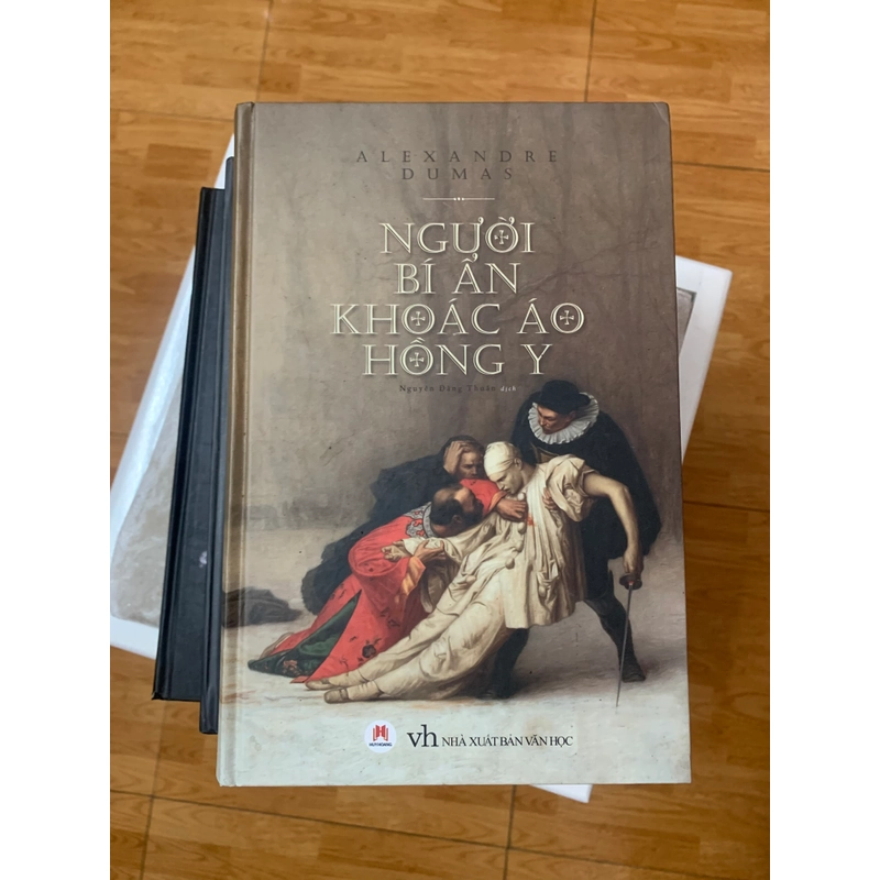 Người bí ẩn khoác áo hồng y 442847