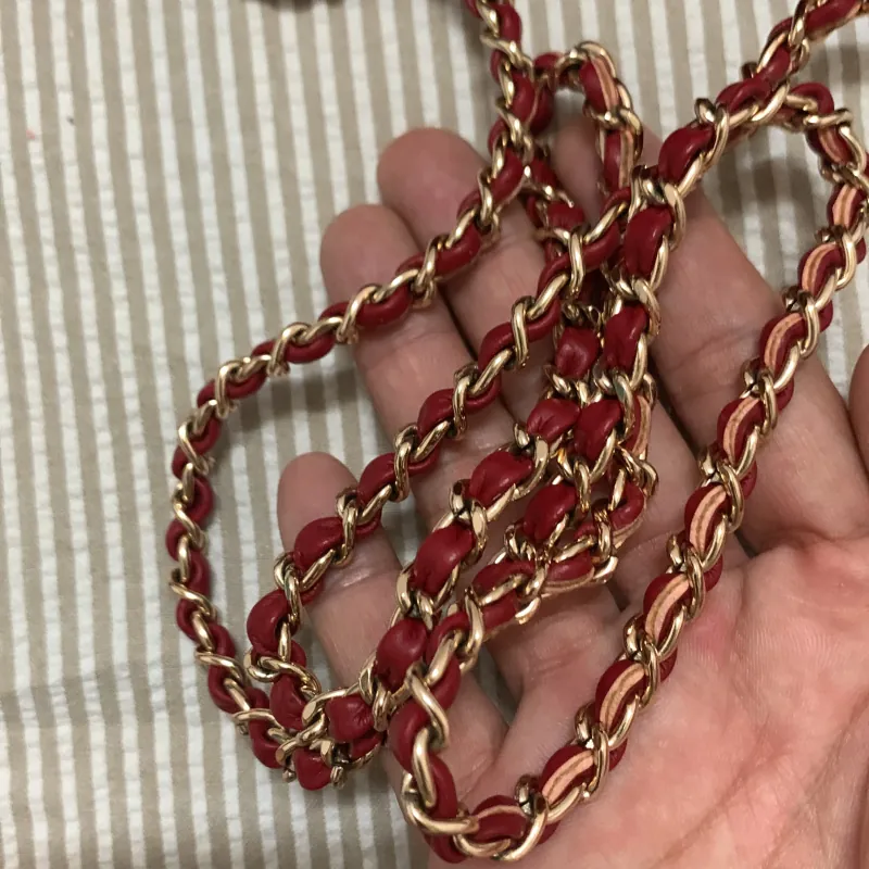 Túi xách dây đeo chéo dự tiệc da mềm màu đỏ đô chưa dùng còn nguyên tag 1019332