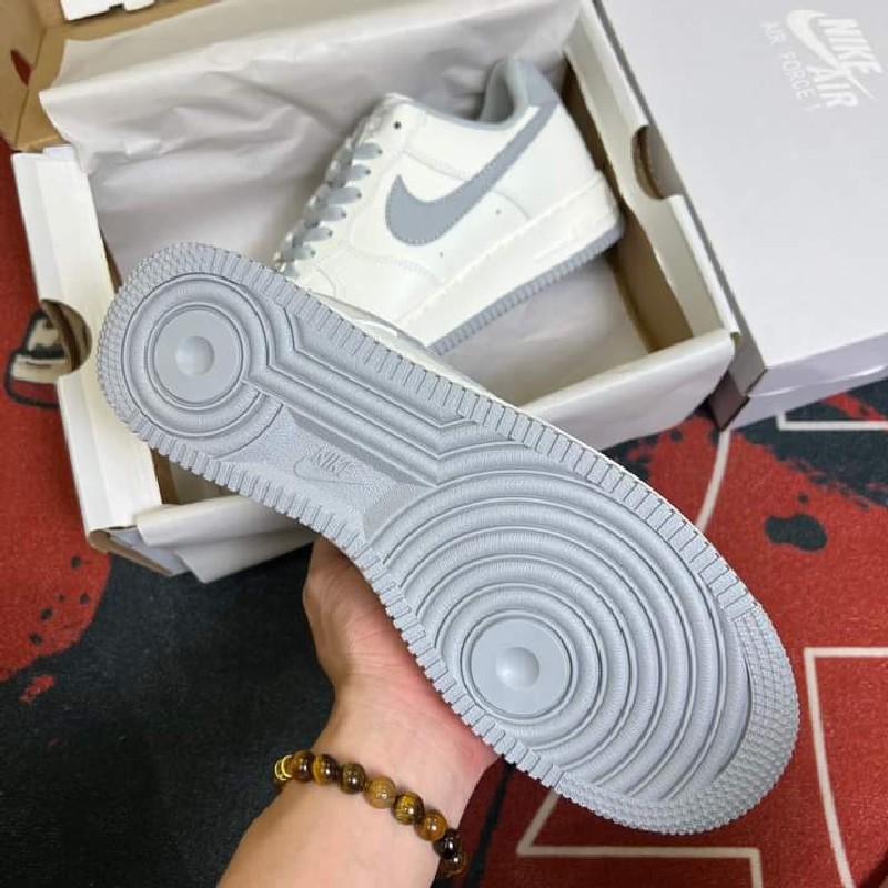 Giày sneaker thể thao nam nữ trắng sữa viền xám bạc Air Force one còn mới nguyên 60910