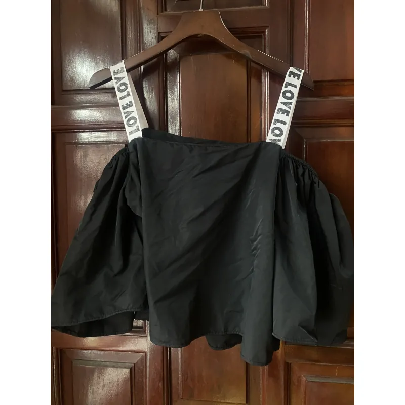 A52. Áo đen trễ vai tay loe size M 1034325