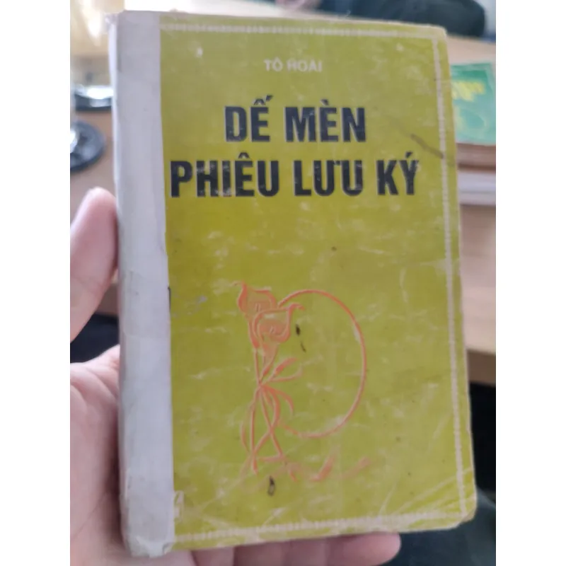 sách Dế Mèn phiêu lưu ký của nhà văn Tô Hoài. 
Đây là tác phẩm văn học thiếu nhi  1032635